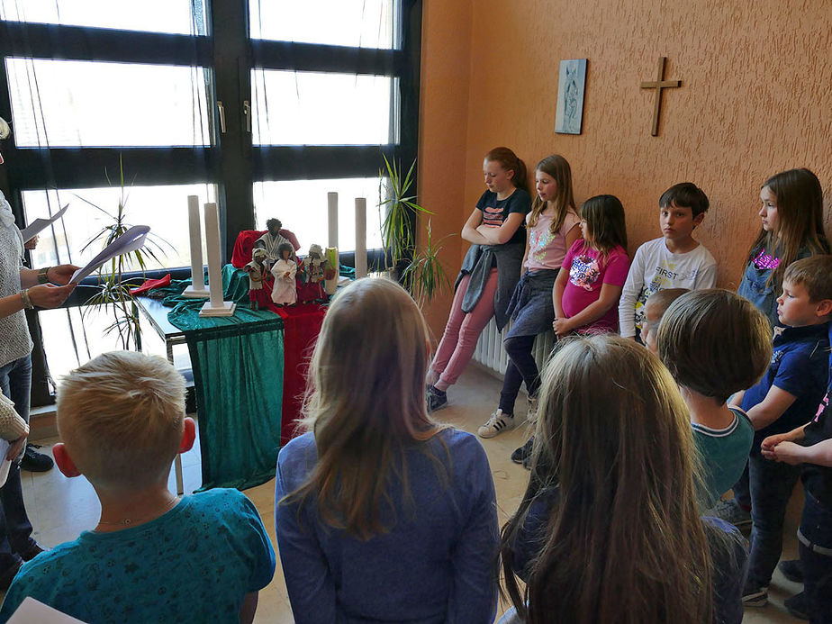 Kinderkarfreitagsliturgie im Gemeindezentrum (Foto: Karl-Franz Thiede)